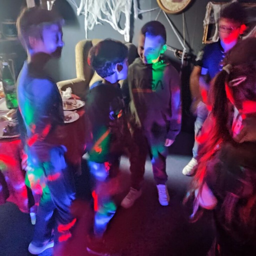 Deti sa uvoľňujú a zabávajú po escape room hre na oslave