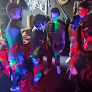 Deti sa uvoľňujú a zabávajú po escape room hre na oslave