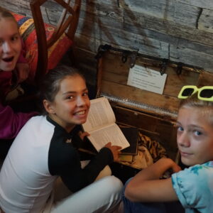 Deti hrajú escape room hru Poklad kapitána Nema