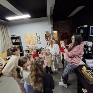 Vysvetlenie pravidiel escape room hry deťom pred začiatkom hry