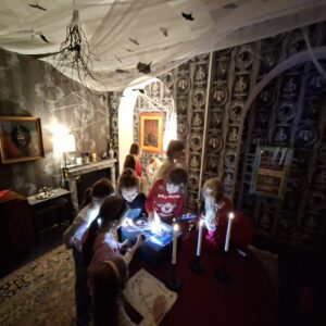 Deti sústredene riešia úlohy počas escape room hry