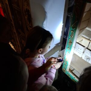 Dieťa rieši logickú úlohu v detskej escape room