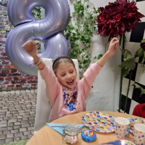 Radosť dieťaťa po úspešnom zvládnutí escape room hry na oslave