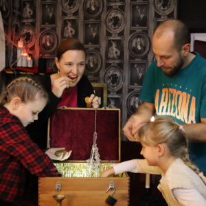 Escape room Záhada grófa Draculu – deti spolupracujú pri riešení úloh