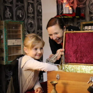 Mama s dcérou riešia úlohy v hre Záhada grófa Draculu