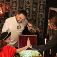 Dospelý vedie deti počas pokojnej escape room aktivity