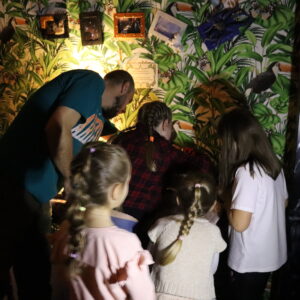 Rodič a deti spolupracujú pri riešení úlohy v escape room