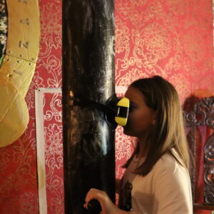 Dieťa objavuje skryté detaily počas escape room hry