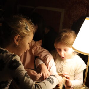 Deti spolupracujú ako tím počas escape room hry