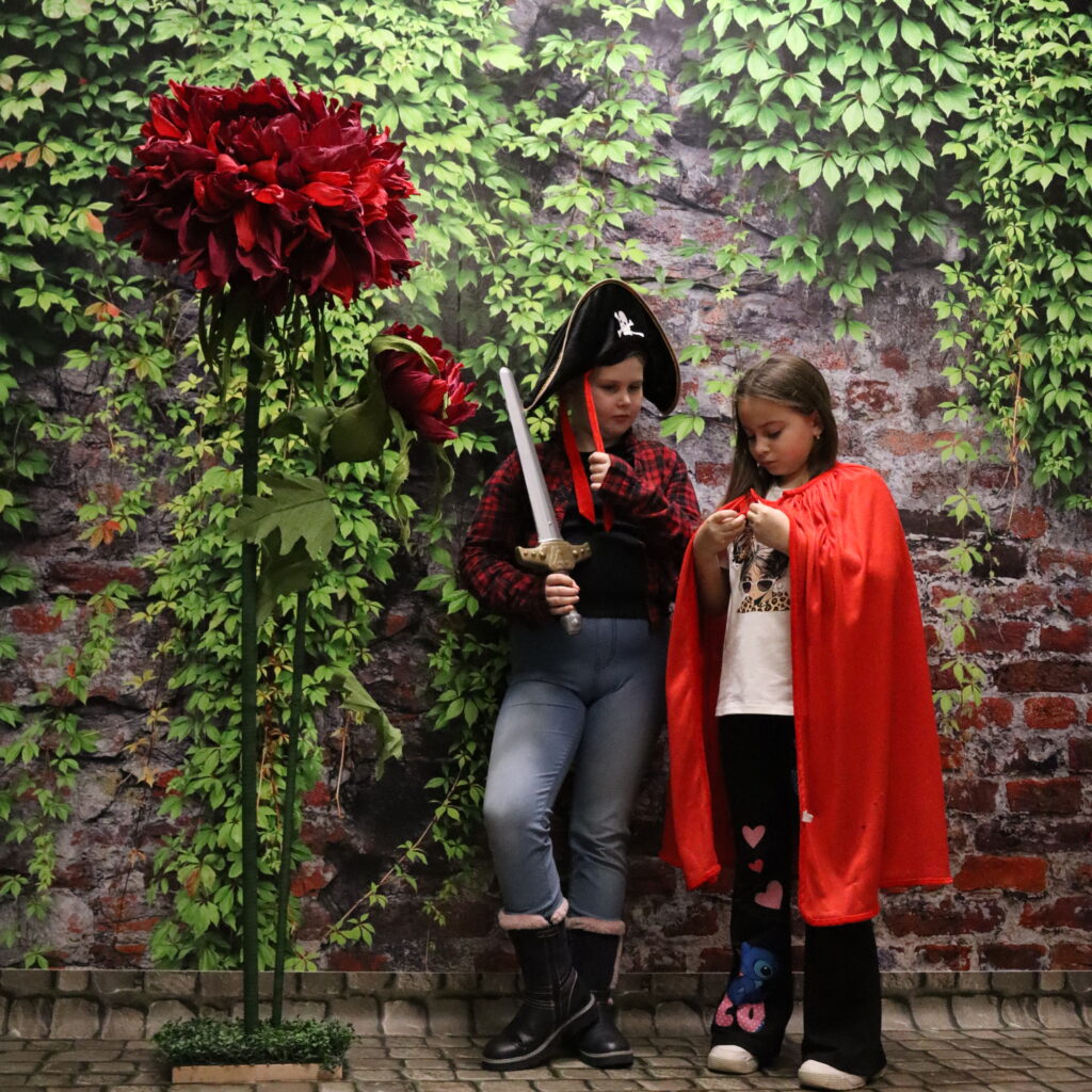 Deti riešia úlohy v escape room počas detskej oslavy