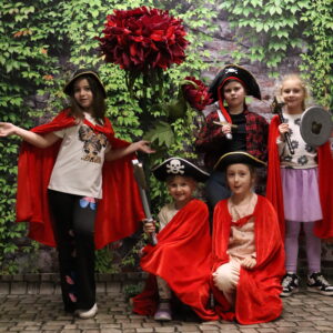 Deti zapojené do príbehu počas tematickej escape room oslavy