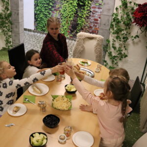 Spoločné pohostenie detí po programe v LeavingRoom