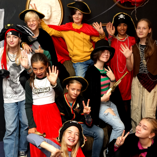 Detská oslava v Bratislave – deti v kostýmoch po escape room hre