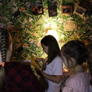 Deti riešia escape room hru Poklad kapitána Nema